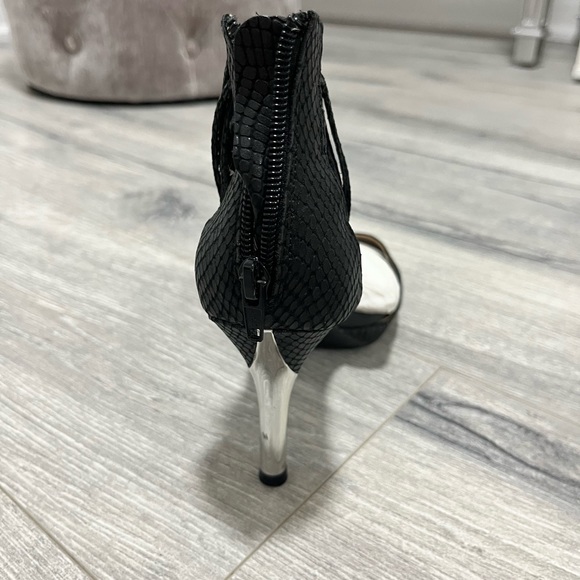 Leather high heels with chains on the ankle - Picture 3 of 4